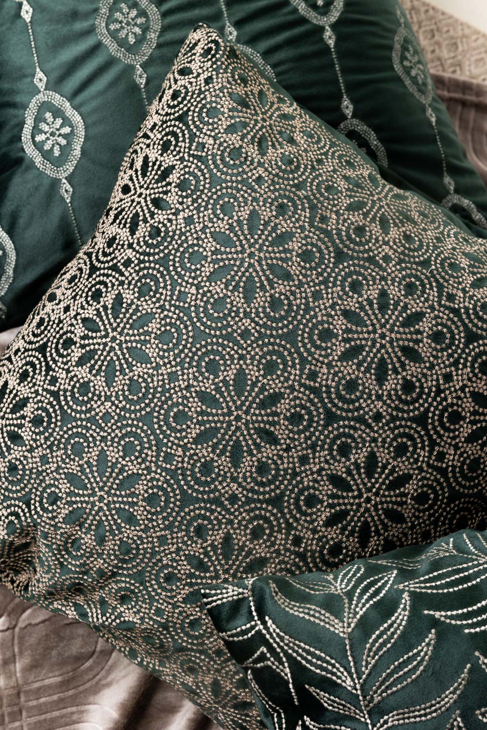 Vec -26-17 Velvet Embroidered Cushion Cover