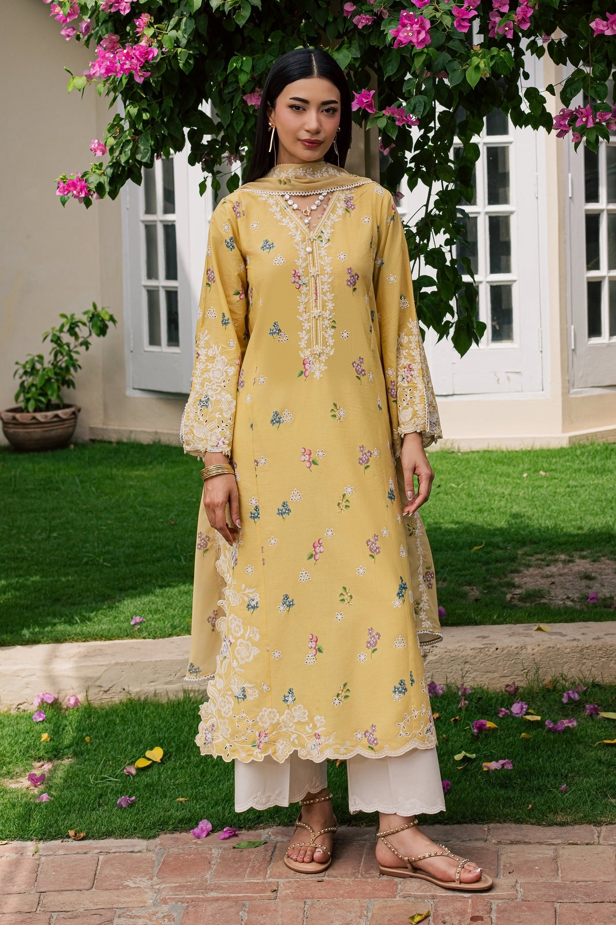 Vard 3Pc - Luxury Embroidered Lawn