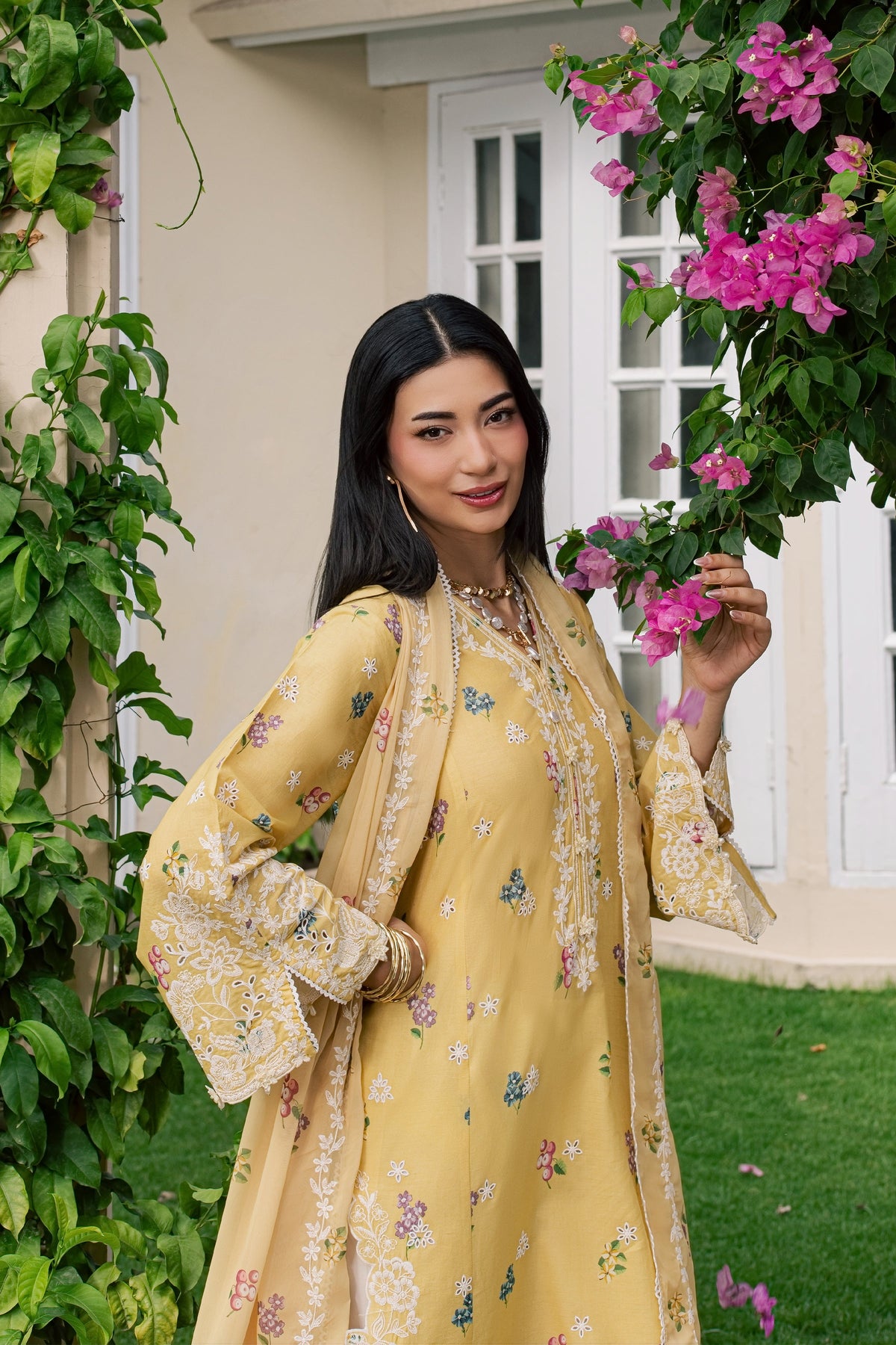Vard 3Pc - Luxury Embroidered Lawn