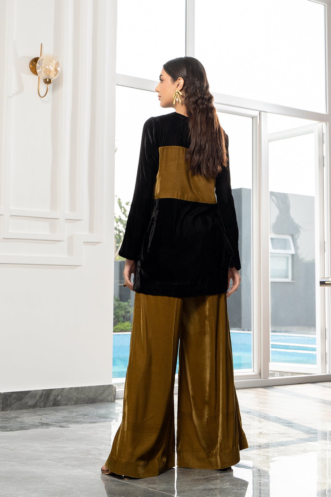 https://cdn.shopify.com/s/files/1/0611/8585/1568/products/W.FW22.107.T-4.jpg?v=1736337307