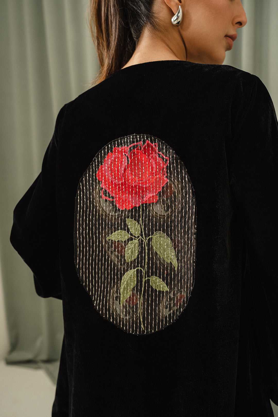 https://cdn.shopify.com/s/files/1/0611/8585/1568/files/W.FW24.221.T-2.jpg?v=1736334342