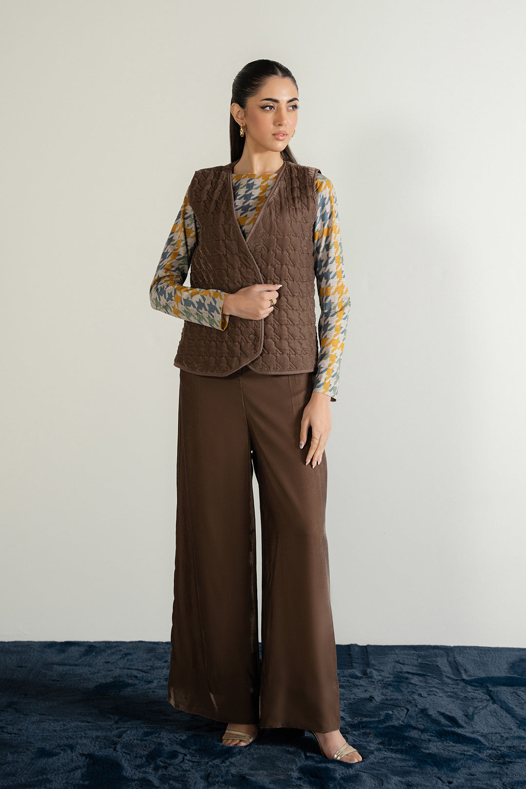 https://cdn.shopify.com/s/files/1/0611/8585/1568/files/W.FW25.015.T-1.jpg?v=1736334182