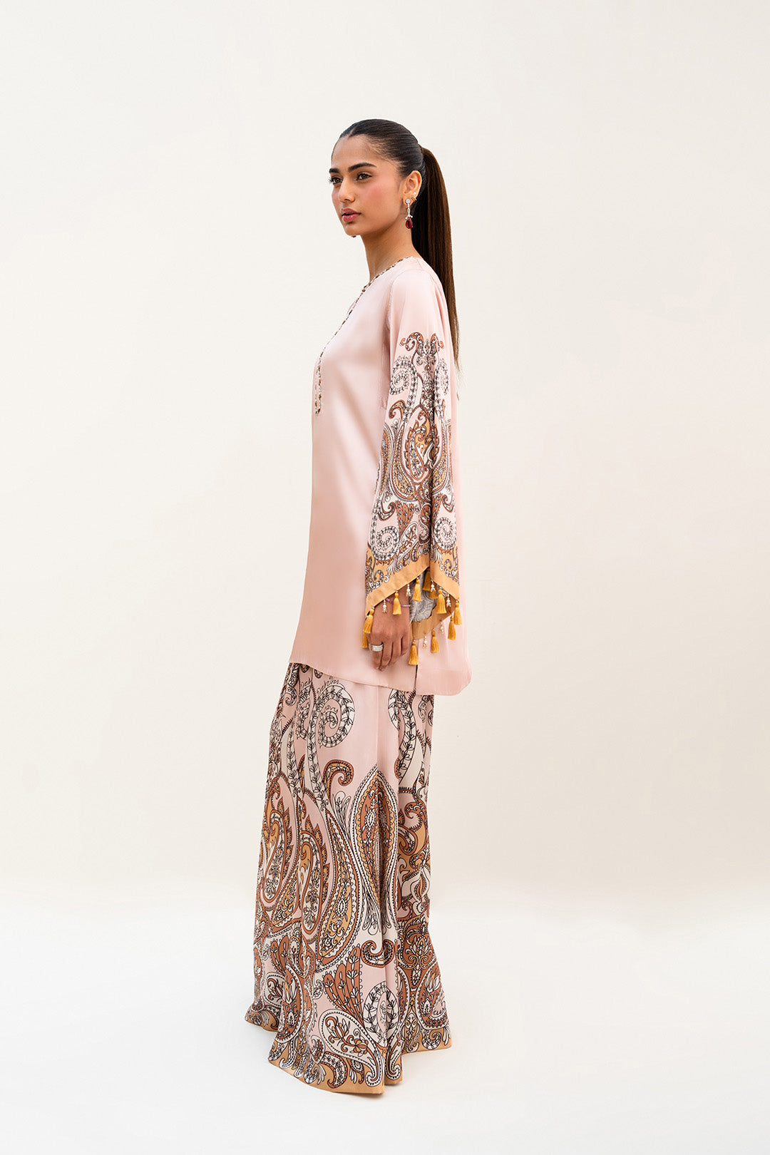 https://cdn.shopify.com/s/files/1/0611/8585/1568/files/W.FW25.064.T-3.jpg?v=1760680032