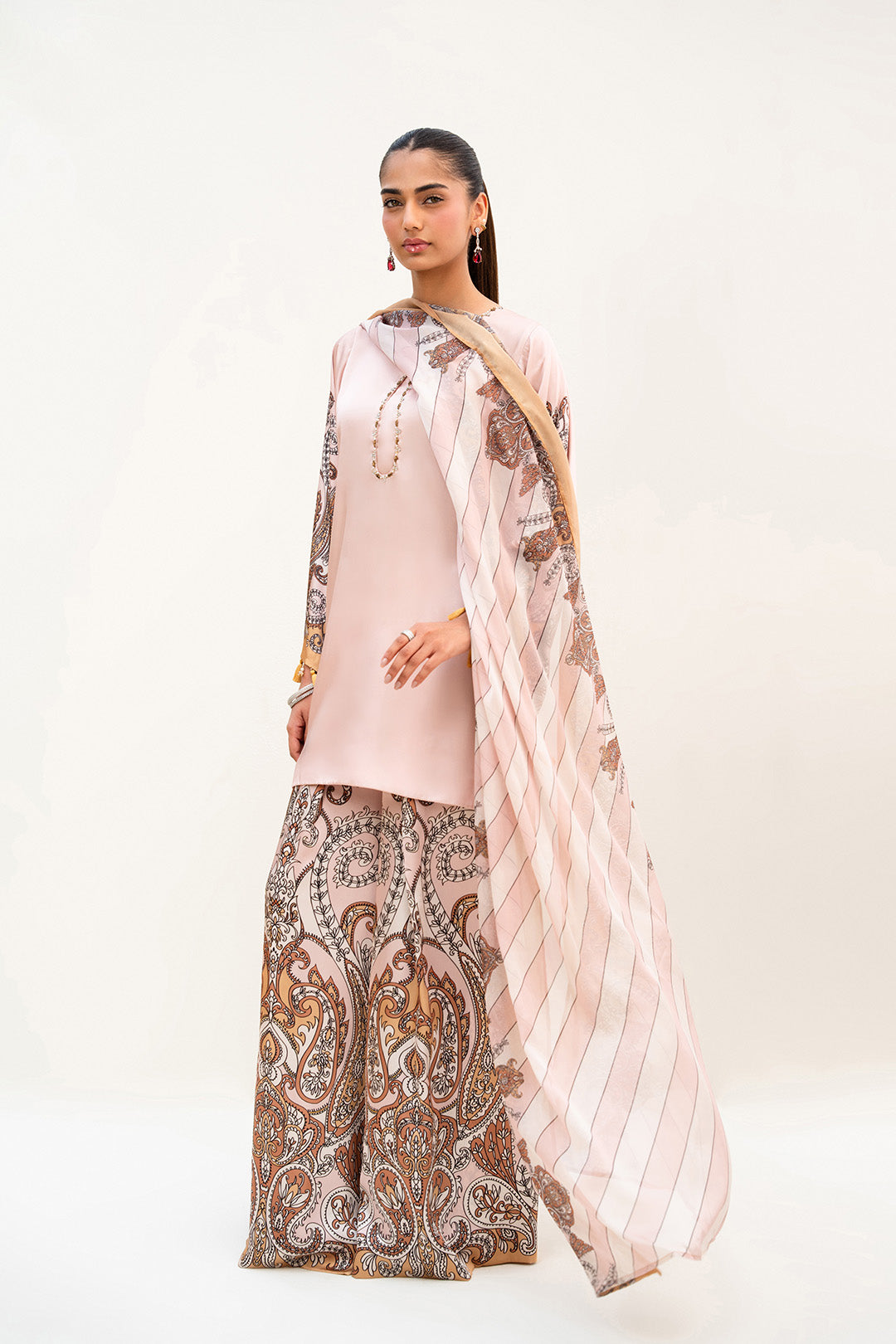 https://cdn.shopify.com/s/files/1/0611/8585/1568/files/W.FW25.064.T-4.jpg?v=1760680032