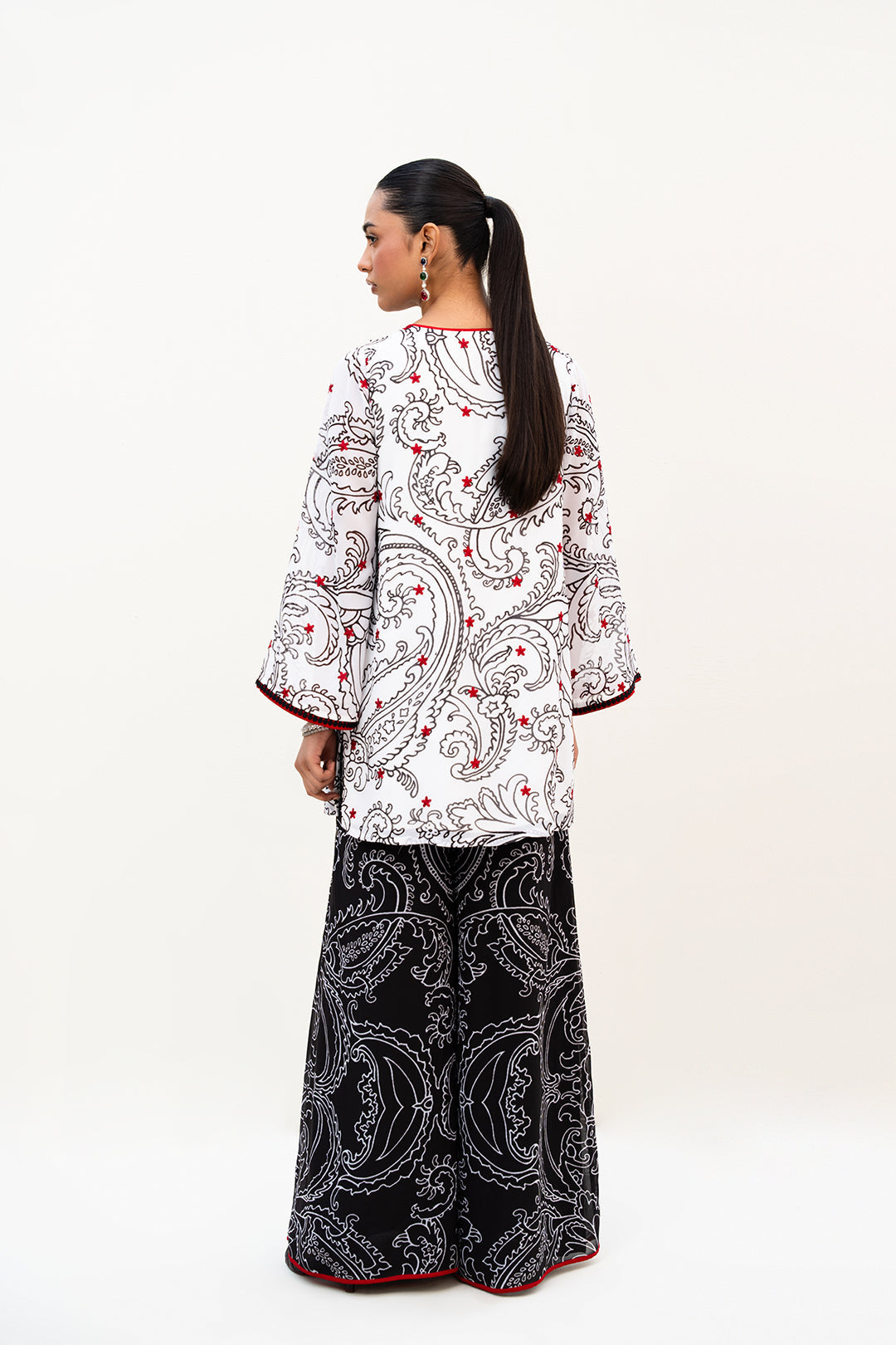 https://cdn.shopify.com/s/files/1/0611/8585/1568/files/W.FW25.066.T-4.jpg?v=1760680043