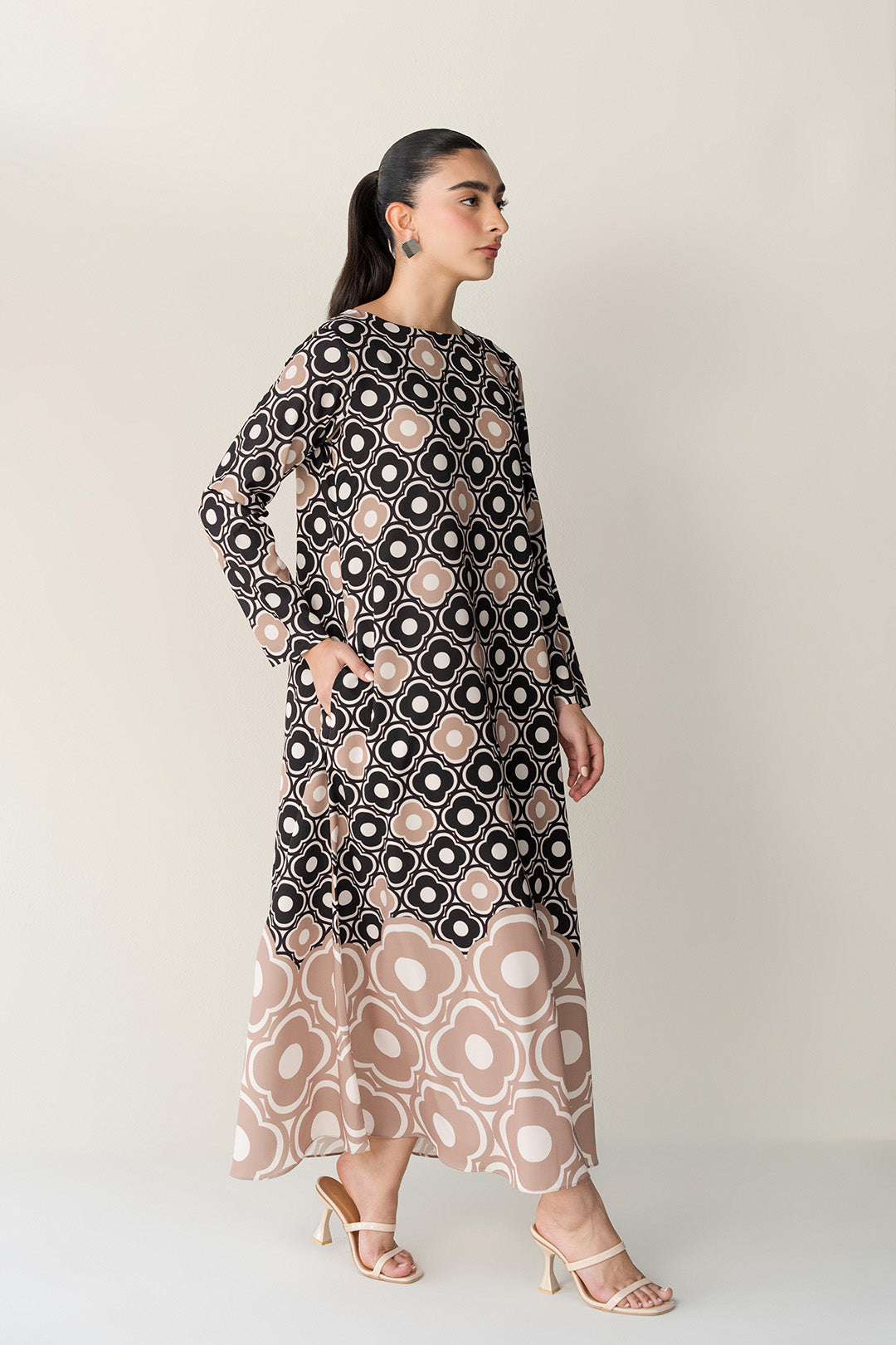 https://cdn.shopify.com/s/files/1/0611/8585/1568/files/W.FW25.141.T-3.jpg?v=1761204229