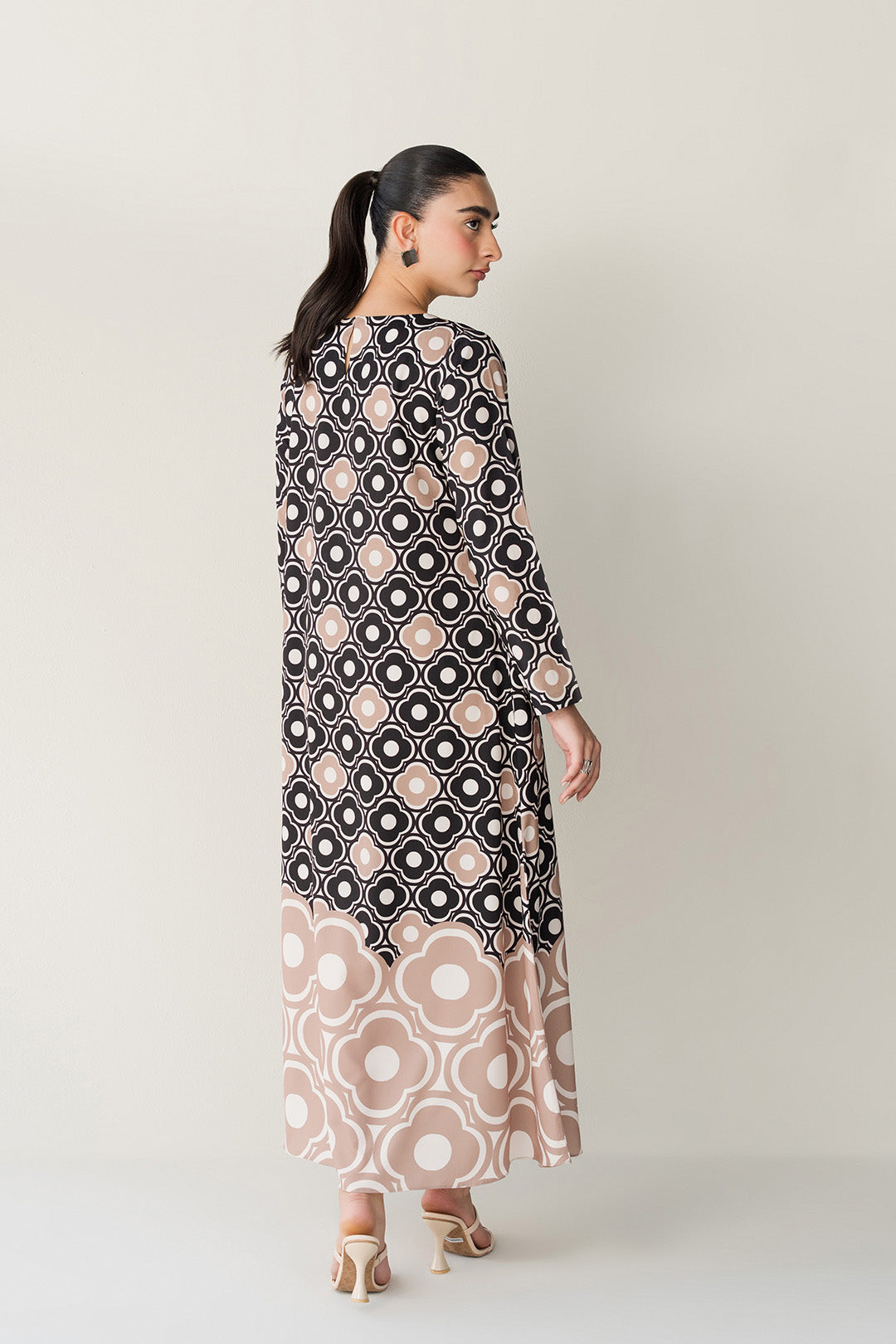 https://cdn.shopify.com/s/files/1/0611/8585/1568/files/W.FW25.141.T-4.jpg?v=1761204229