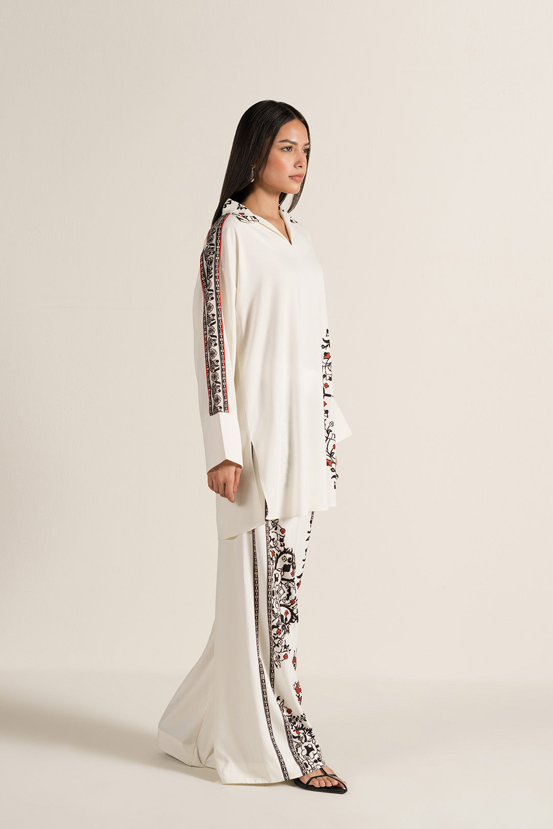 https://cdn.shopify.com/s/files/1/0611/8585/1568/files/W.FW25.182.T-3.jpg?v=1763103596