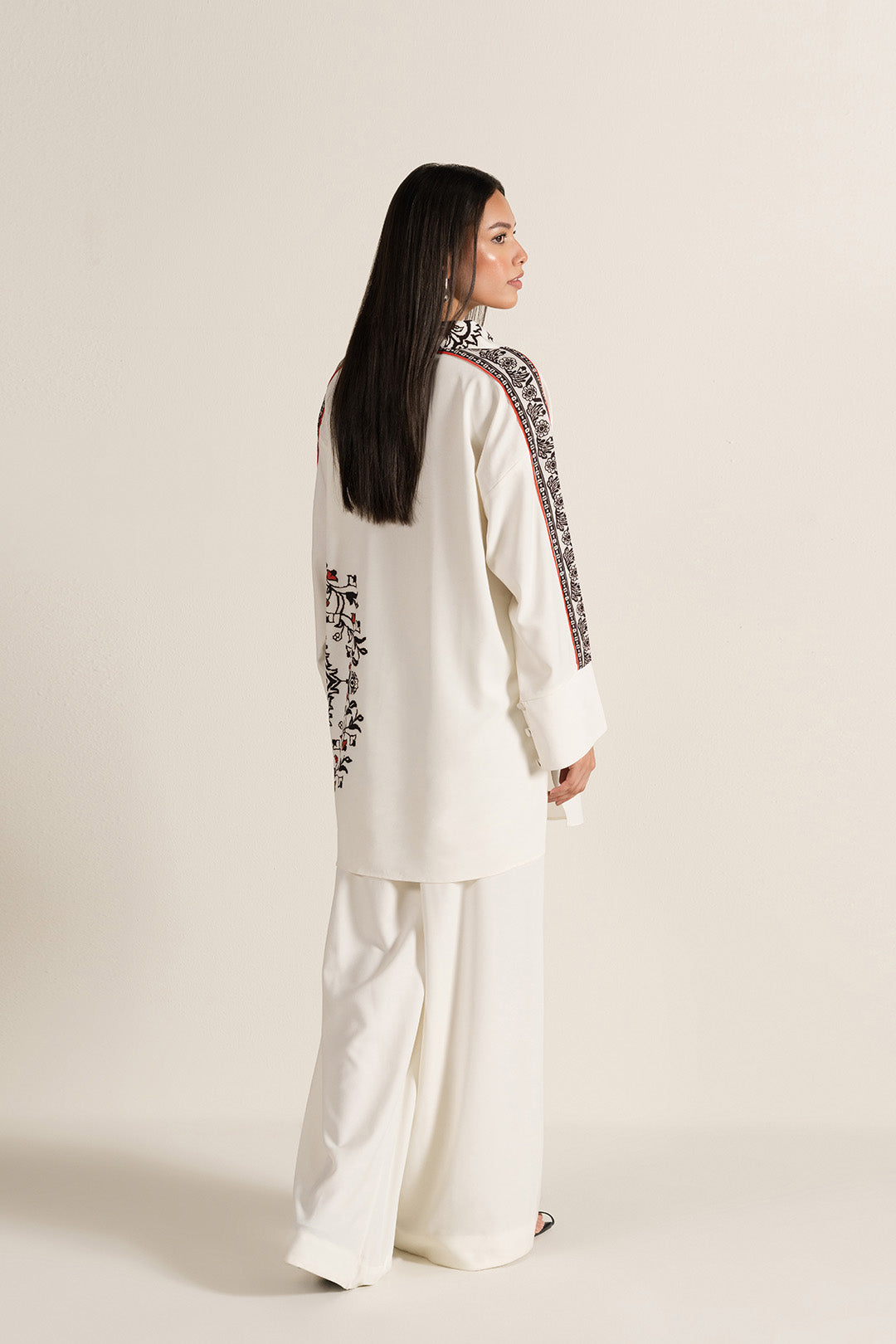 https://cdn.shopify.com/s/files/1/0611/8585/1568/files/W.FW25.182.T-4.jpg?v=1763103596