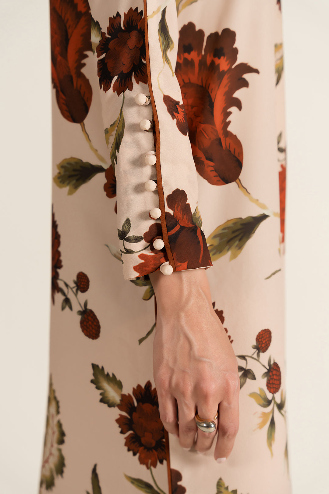 https://cdn.shopify.com/s/files/1/0611/8585/1568/files/W.FW25.196.T-2.jpg?v=1763103711