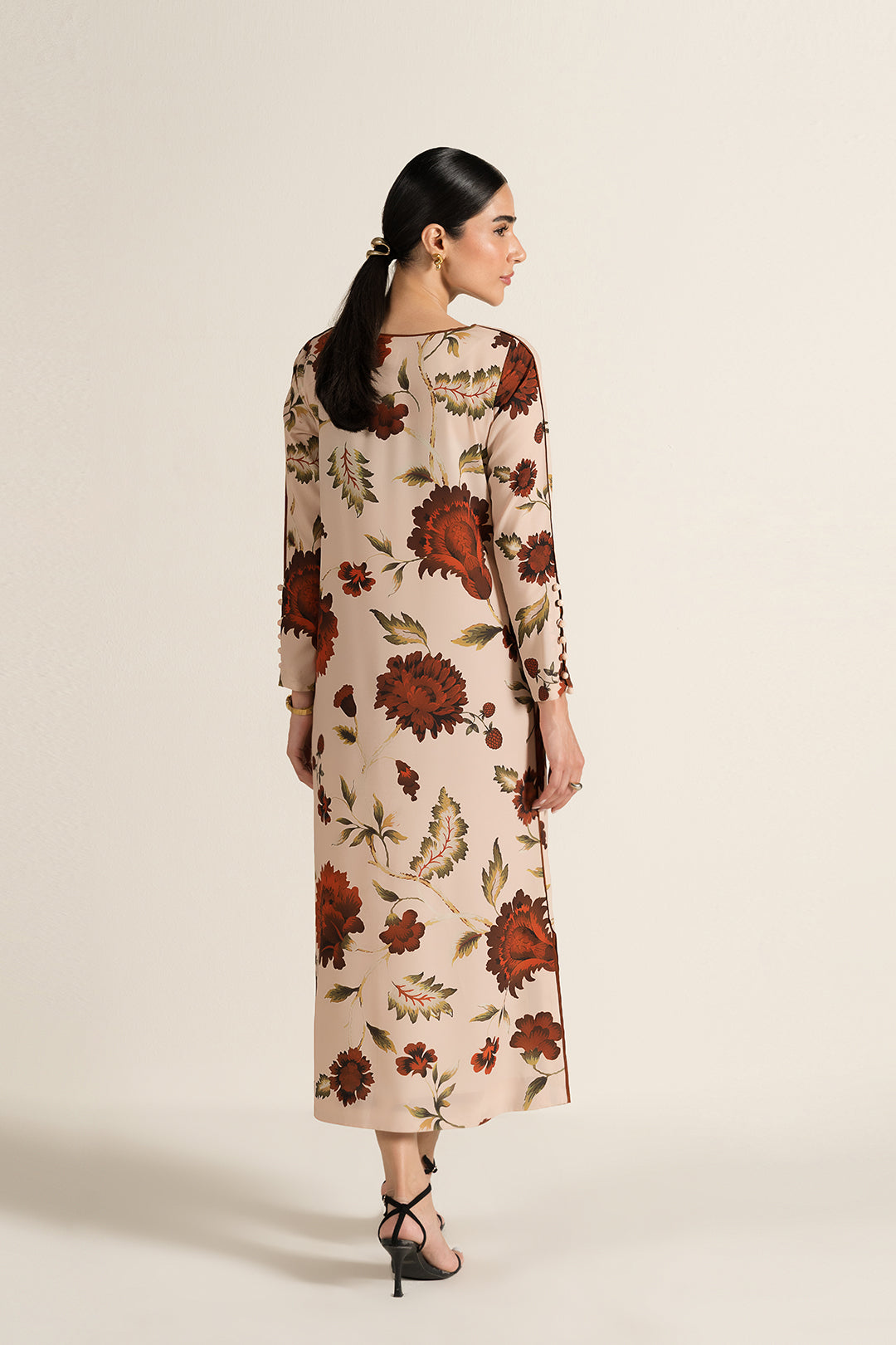 https://cdn.shopify.com/s/files/1/0611/8585/1568/files/W.FW25.196.T-4.jpg?v=1763103711