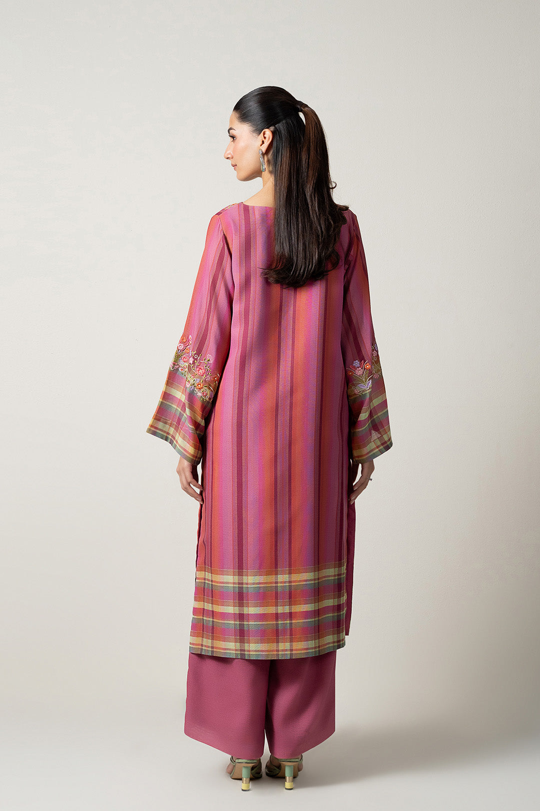 https://cdn.shopify.com/s/files/1/0611/8585/1568/files/W.FW25.238.T-4.jpg?v=1763705984