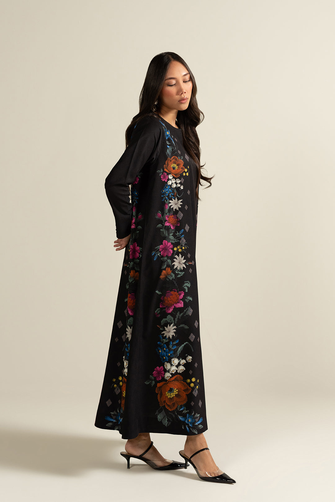 https://cdn.shopify.com/s/files/1/0611/8585/1568/files/W.FW25.379.T-3.jpg?v=1765522068