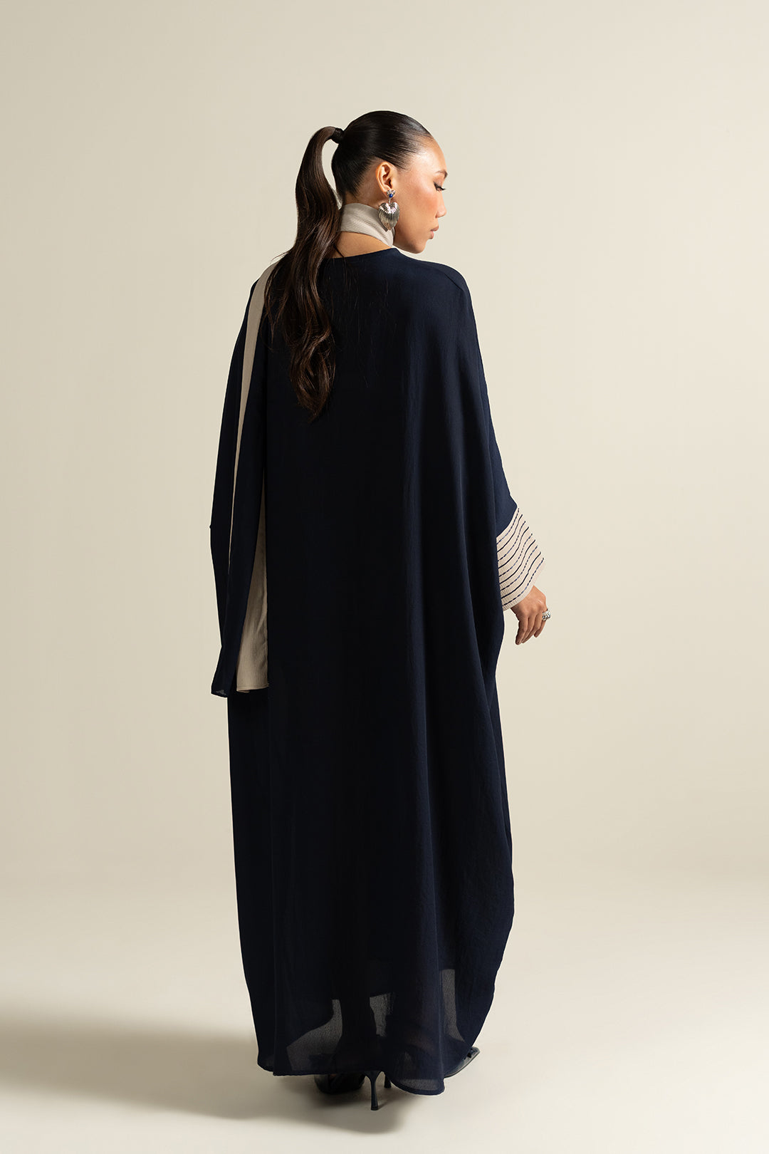 https://cdn.shopify.com/s/files/1/0611/8585/1568/files/W.FW25.386.T-4.jpg?v=1765522140