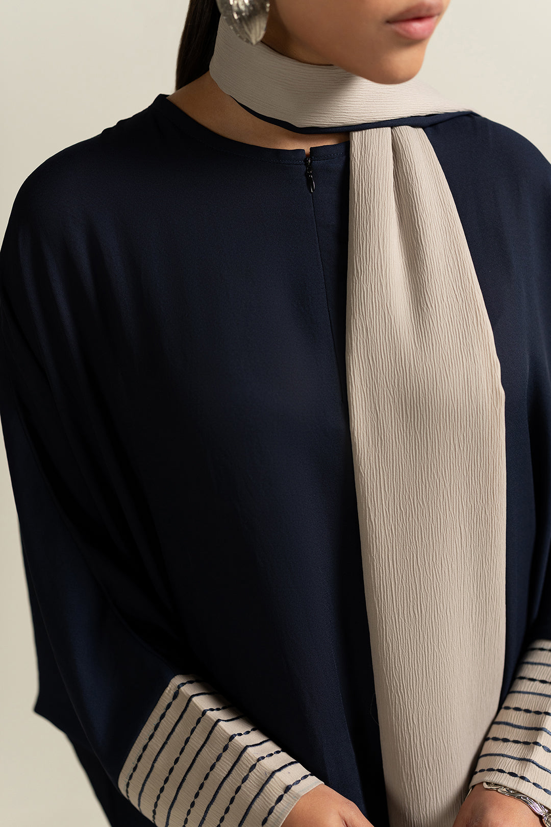 https://cdn.shopify.com/s/files/1/0611/8585/1568/files/W.FW25.389.T-3.jpg?v=1765522496