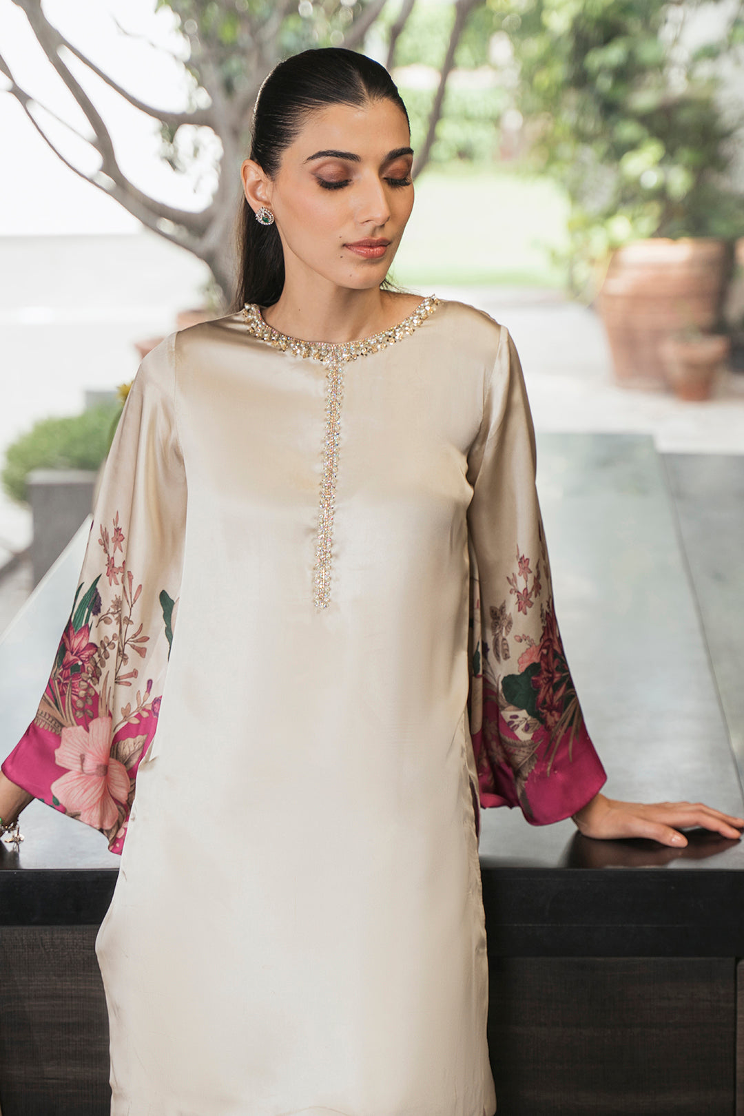 https://cdn.shopify.com/s/files/1/0611/8585/1568/files/W.SS23.253.T-2.jpg?v=1736336326