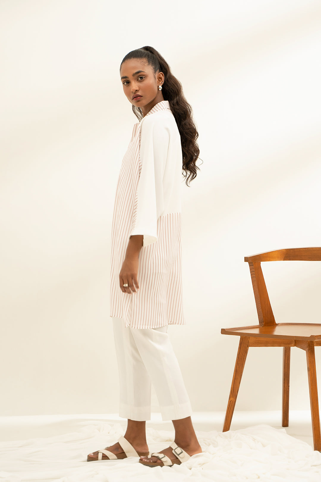 https://cdn.shopify.com/s/files/1/0611/8585/1568/files/W.SS23.326.T-3.jpg?v=1736336252