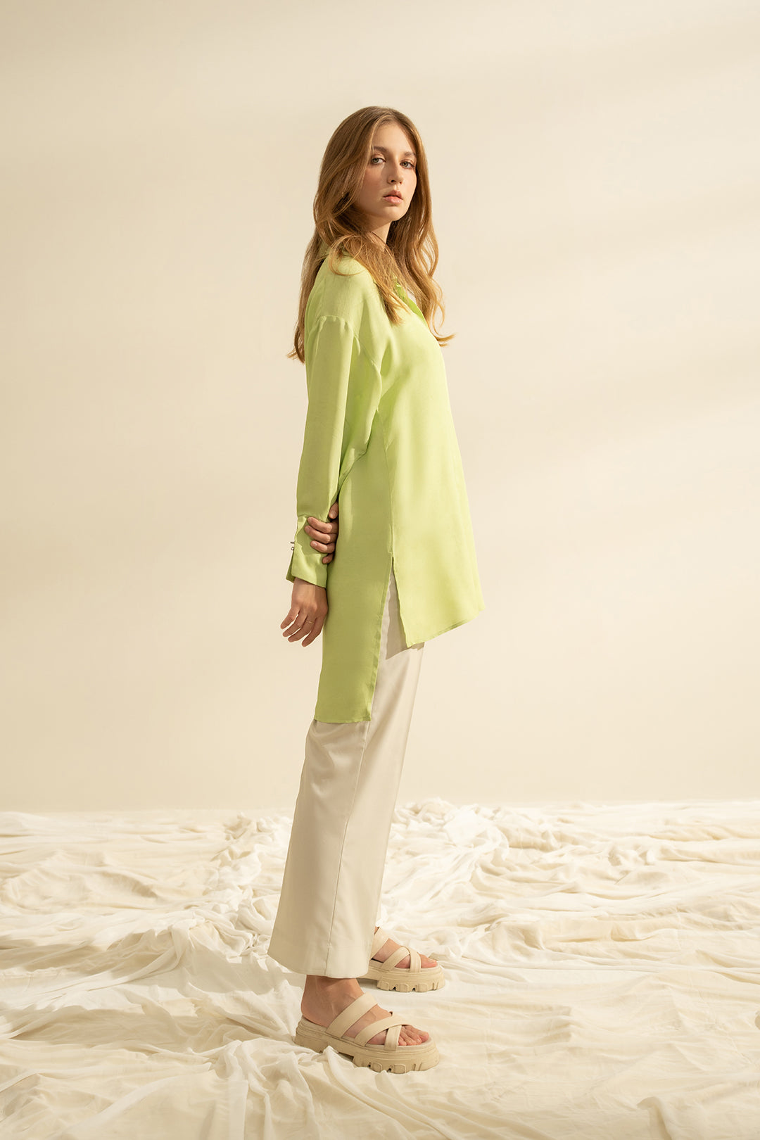 https://cdn.shopify.com/s/files/1/0611/8585/1568/files/W.SS23.418.T-3.jpg?v=1736335970
