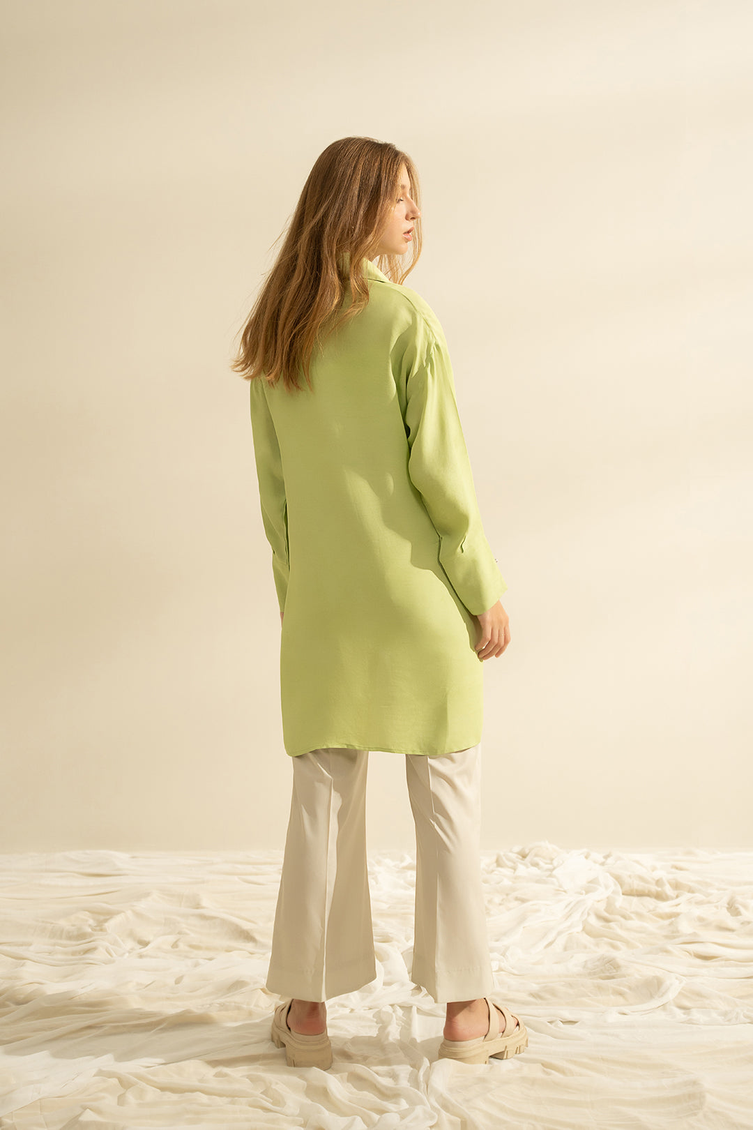 https://cdn.shopify.com/s/files/1/0611/8585/1568/files/W.SS23.418.T-4.jpg?v=1736335970