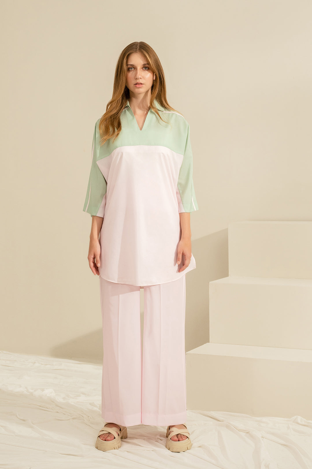 https://cdn.shopify.com/s/files/1/0611/8585/1568/files/W.SS23.431.T-1.jpg?v=1736335837