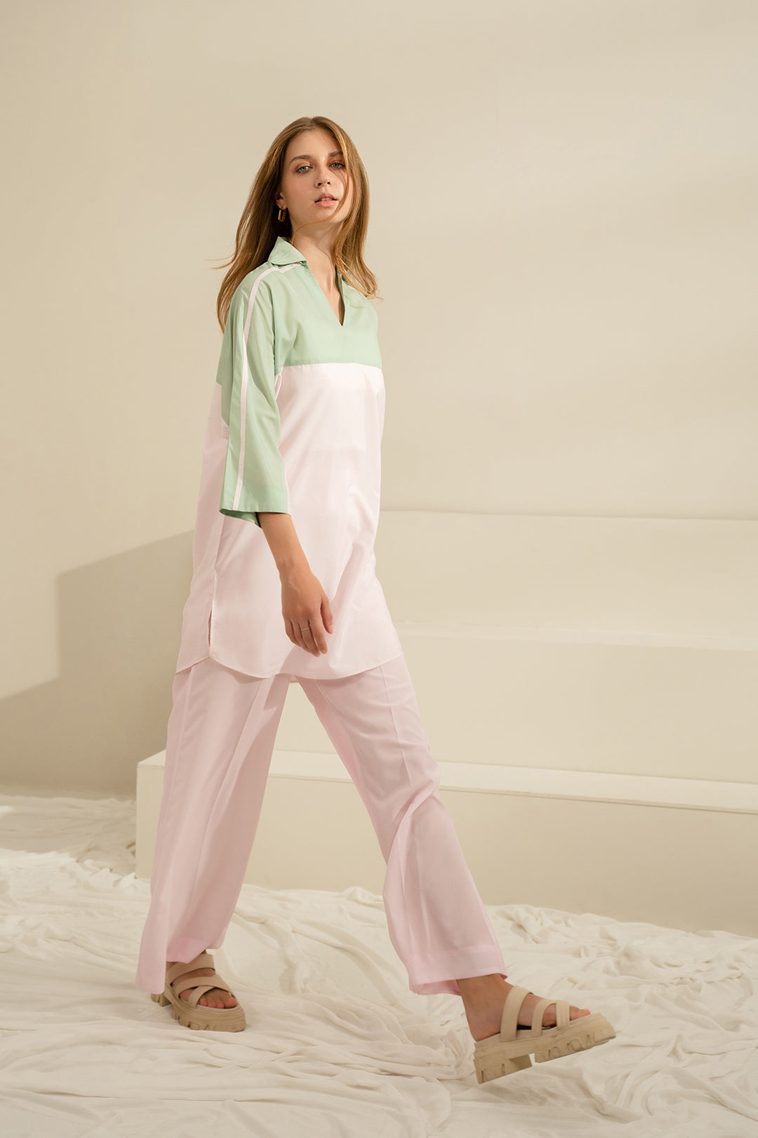 https://cdn.shopify.com/s/files/1/0611/8585/1568/files/W.SS23.431.T-3.jpg?v=1736335837