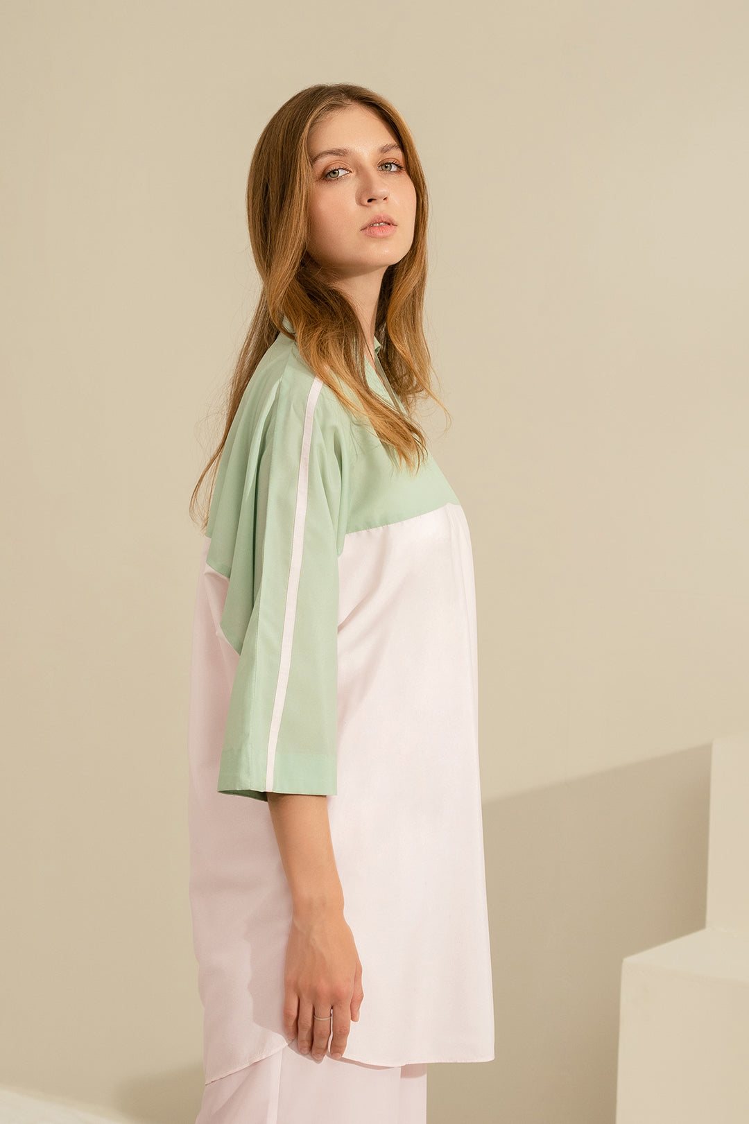 https://cdn.shopify.com/s/files/1/0611/8585/1568/files/W.SS23.431.T-4.jpg?v=1736335837