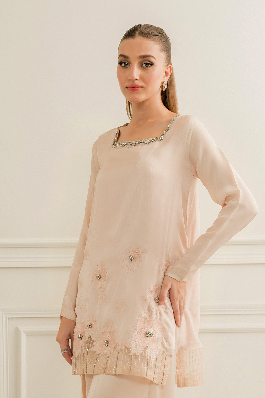 https://cdn.shopify.com/s/files/1/0611/8585/1568/files/W.SS24.776.T-2.jpg?v=1736334509