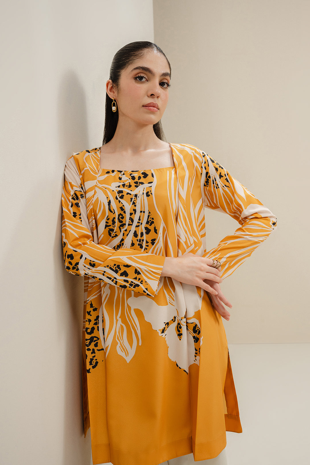 https://cdn.shopify.com/s/files/1/0611/8585/1568/files/W.SS24.810.T-2.jpg?v=1736334573