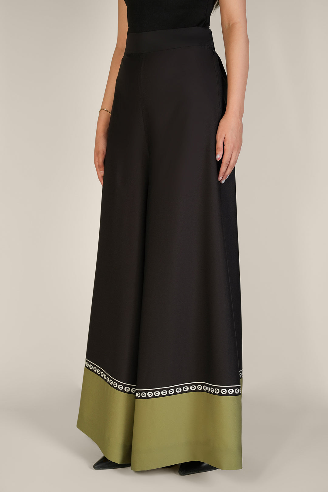 https://cdn.shopify.com/s/files/1/0611/8585/1568/files/W.SS24.882.P-1.jpg?v=1736334441