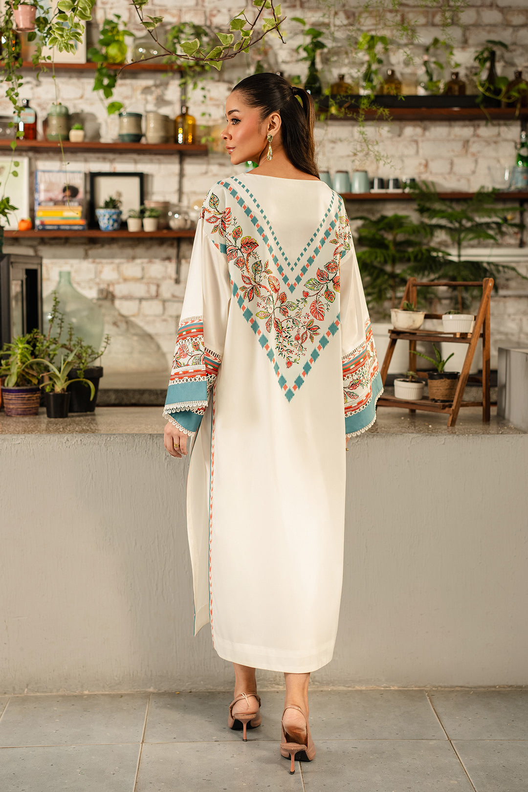 https://cdn.shopify.com/s/files/1/0611/8585/1568/files/W.SS25.439.T-4.jpg?v=1745561270