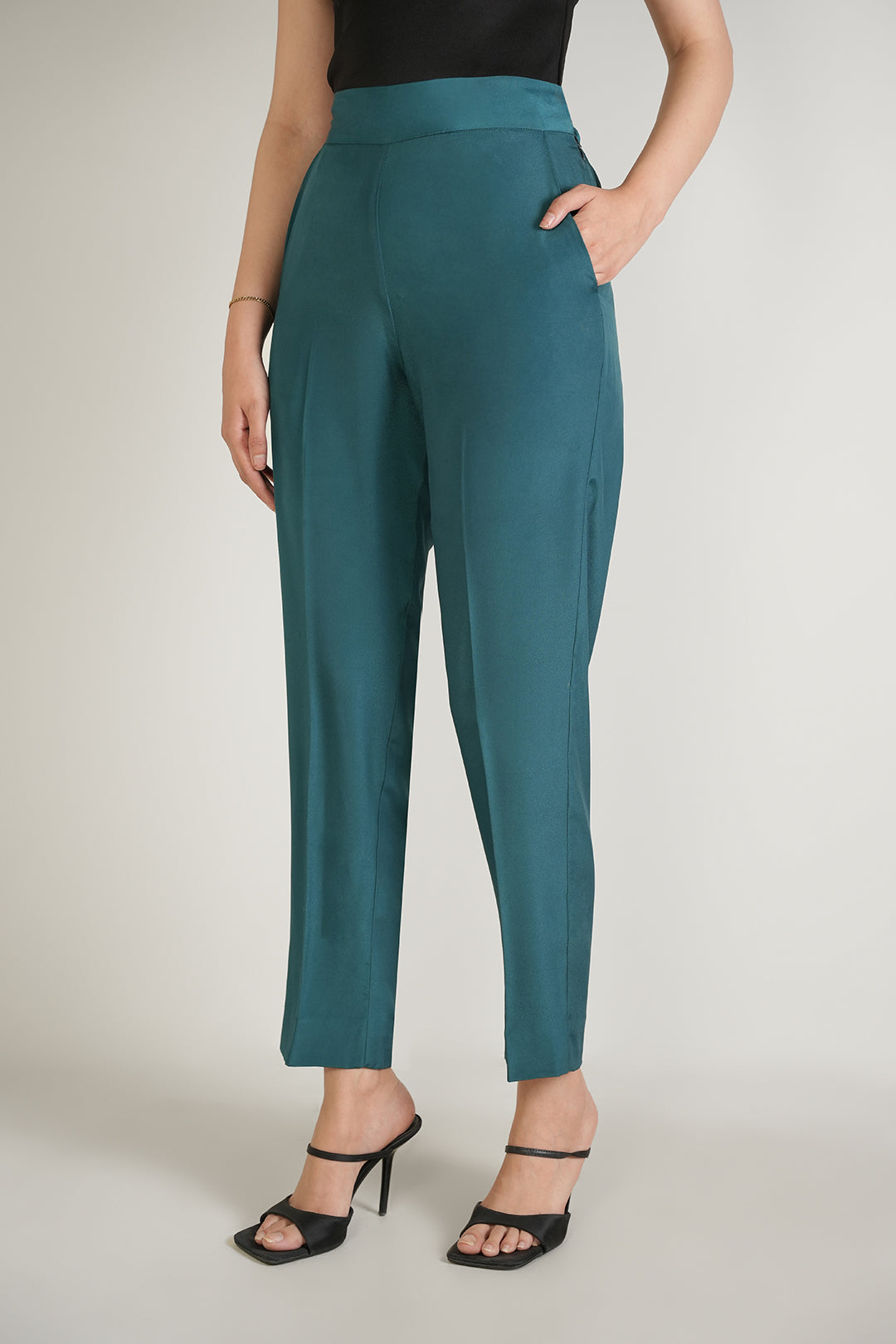 https://cdn.shopify.com/s/files/1/0611/8585/1568/files/W.SS25.476.P-1.jpg?v=1747373203