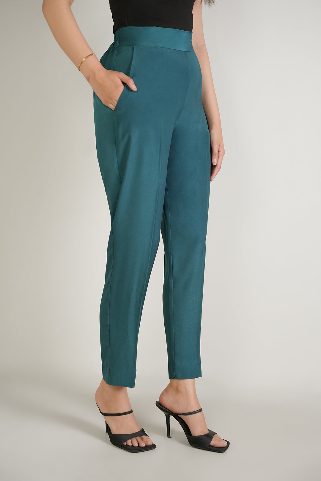 https://cdn.shopify.com/s/files/1/0611/8585/1568/files/W.SS25.476.P-2.jpg?v=1747373204
