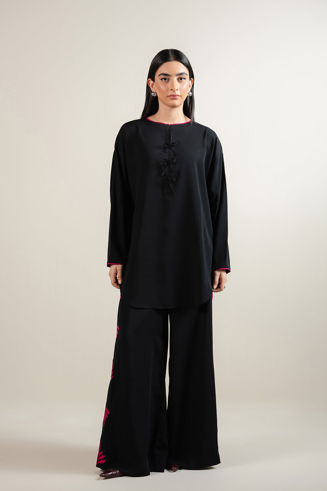 https://cdn.shopify.com/s/files/1/0611/8585/1568/files/W.SS25.514.T-1.jpg?v=1751610684