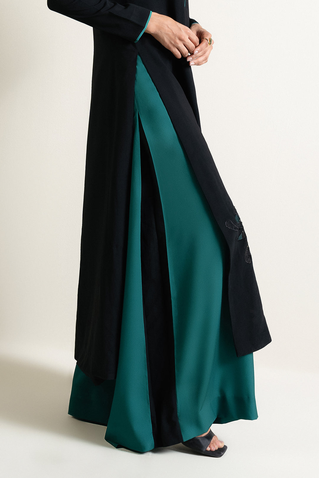 https://cdn.shopify.com/s/files/1/0611/8585/1568/files/W.SS25.530.P-1_dfdaf900-132f-4404-aab6-faee10e1f7f7.jpg?v=1751133120