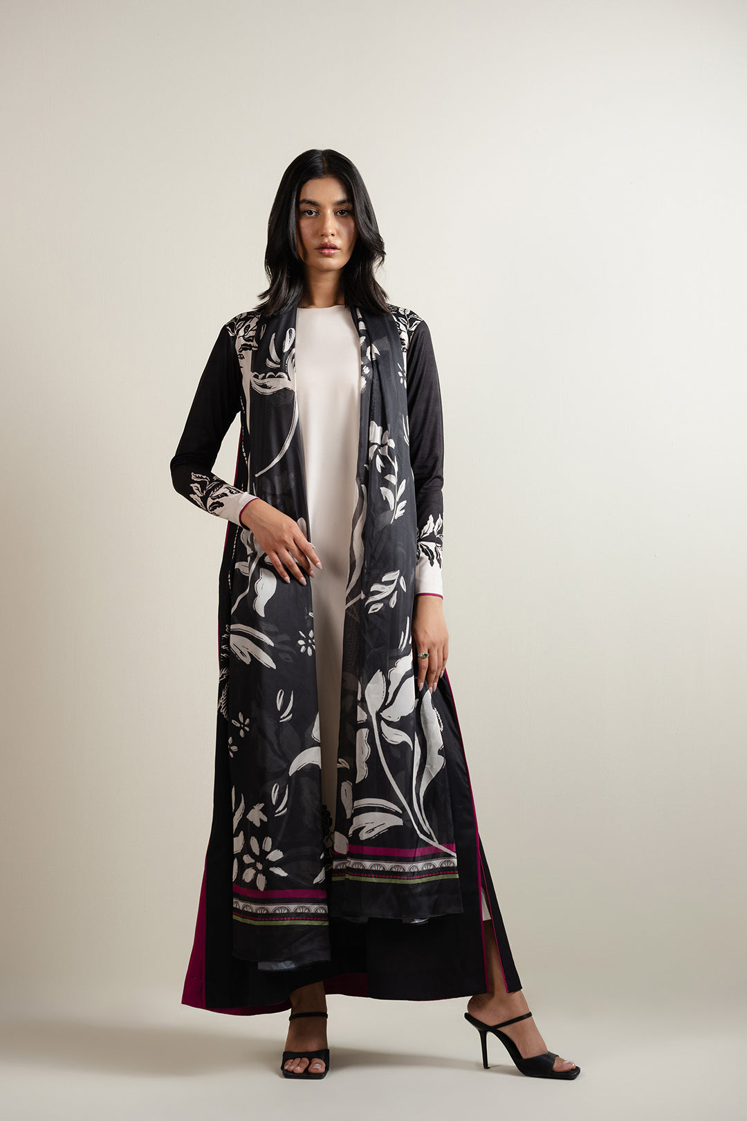 https://cdn.shopify.com/s/files/1/0611/8585/1568/files/W.SS25.573.T-3.jpg?v=1751611083