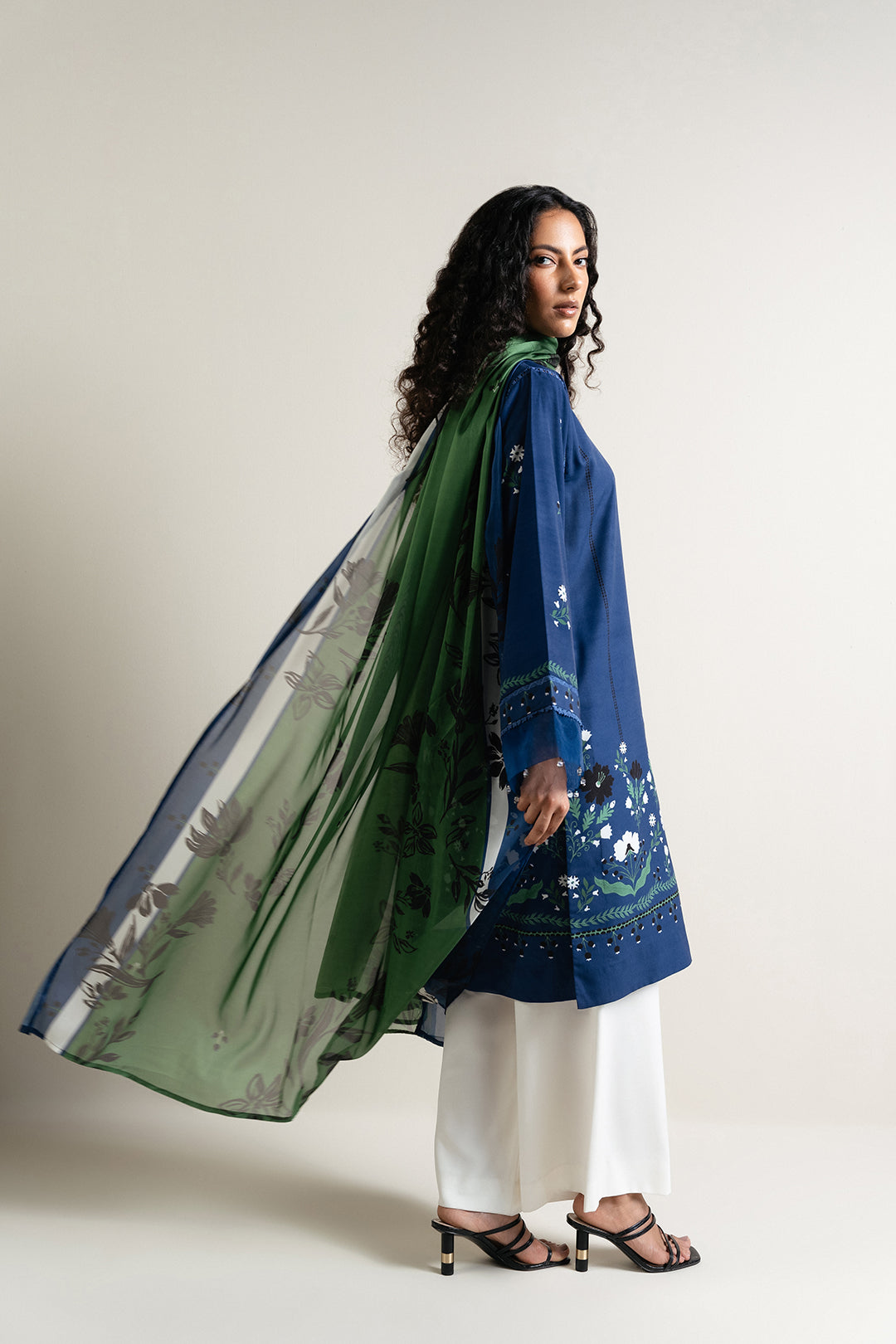 https://cdn.shopify.com/s/files/1/0611/8585/1568/files/W.SS25.579.T-3.jpg?v=1750939601