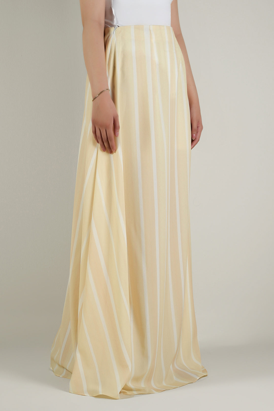 https://cdn.shopify.com/s/files/1/0611/8585/1568/files/W.SS25.717.P-2.jpg?v=1752154039