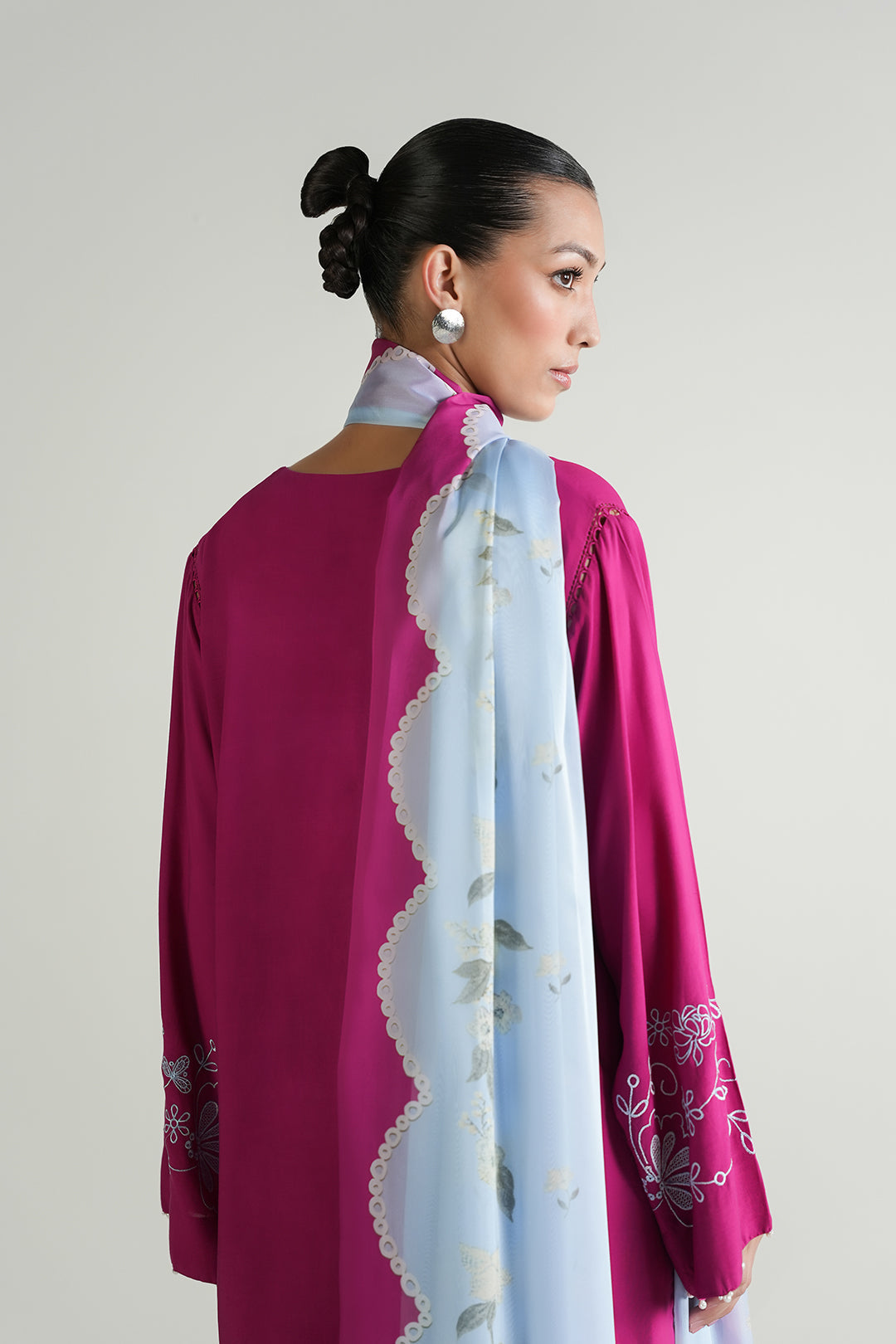https://cdn.shopify.com/s/files/1/0611/8585/1568/files/W.SS25.784.T-4.jpg?v=1755777646