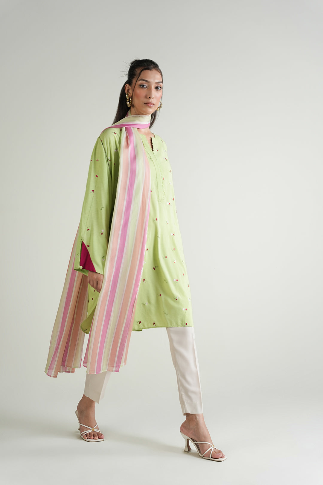 https://cdn.shopify.com/s/files/1/0611/8585/1568/files/W.SS25.791.T-3.jpg?v=1755777804