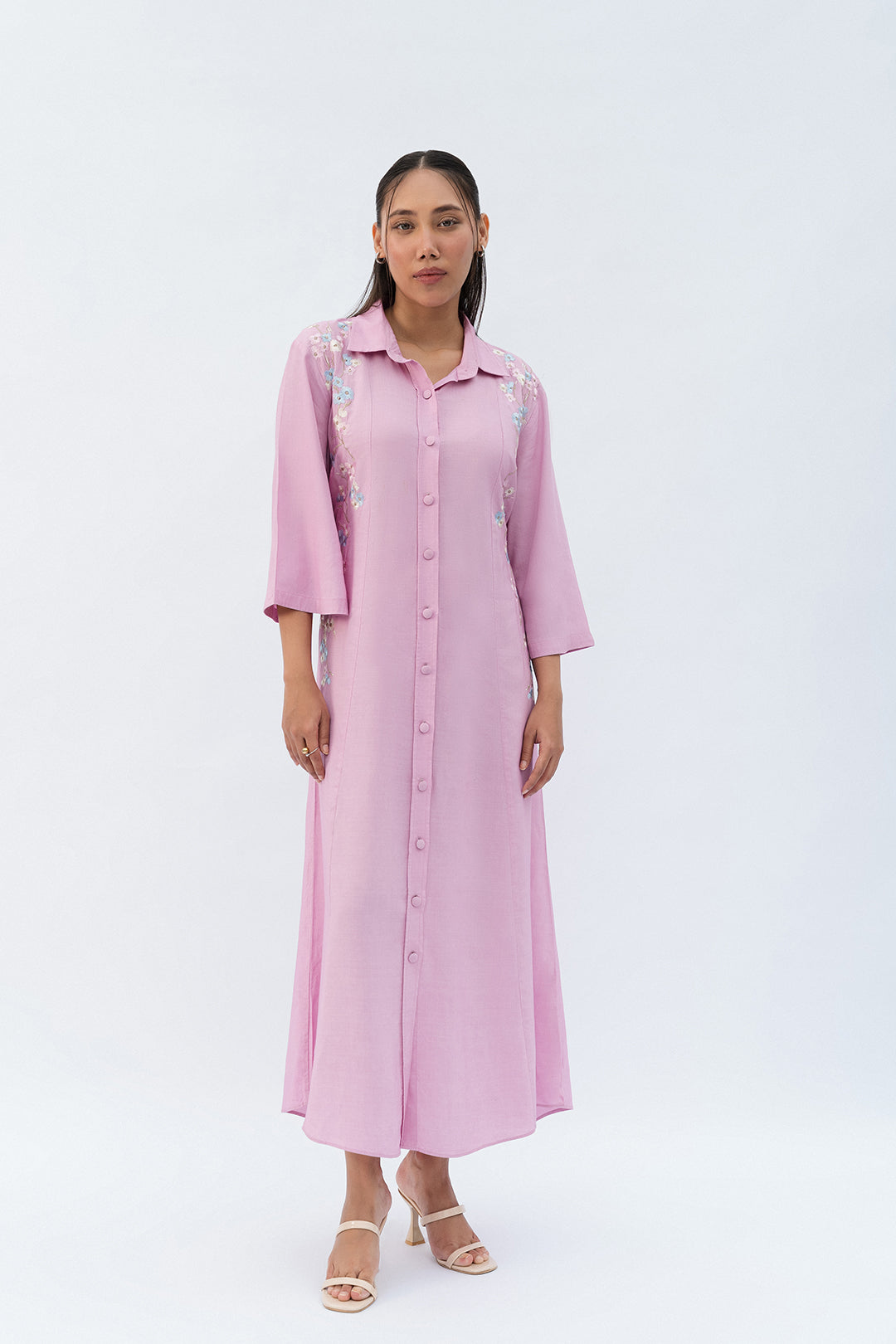 https://cdn.shopify.com/s/files/1/0611/8585/1568/files/W.SS25.820.T-1.jpg?v=1756448425
