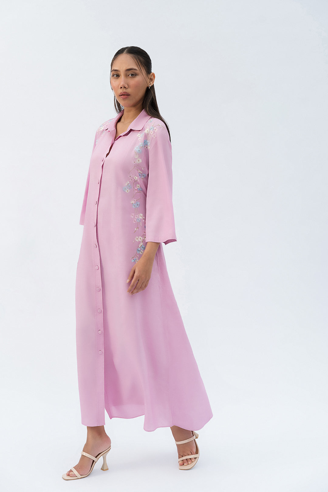 https://cdn.shopify.com/s/files/1/0611/8585/1568/files/W.SS25.820.T-3.jpg?v=1756448425