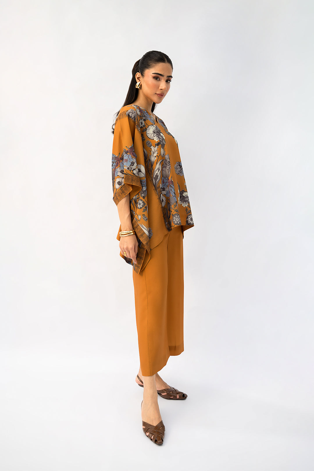 https://cdn.shopify.com/s/files/1/0611/8585/1568/files/W.SS25.928.T-3.jpg?v=1758802924