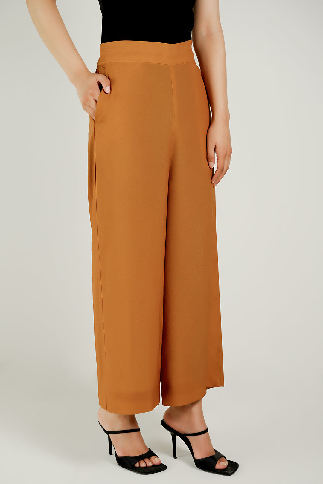 https://cdn.shopify.com/s/files/1/0611/8585/1568/files/W.SS25.941.P-2.jpg?v=1758803347