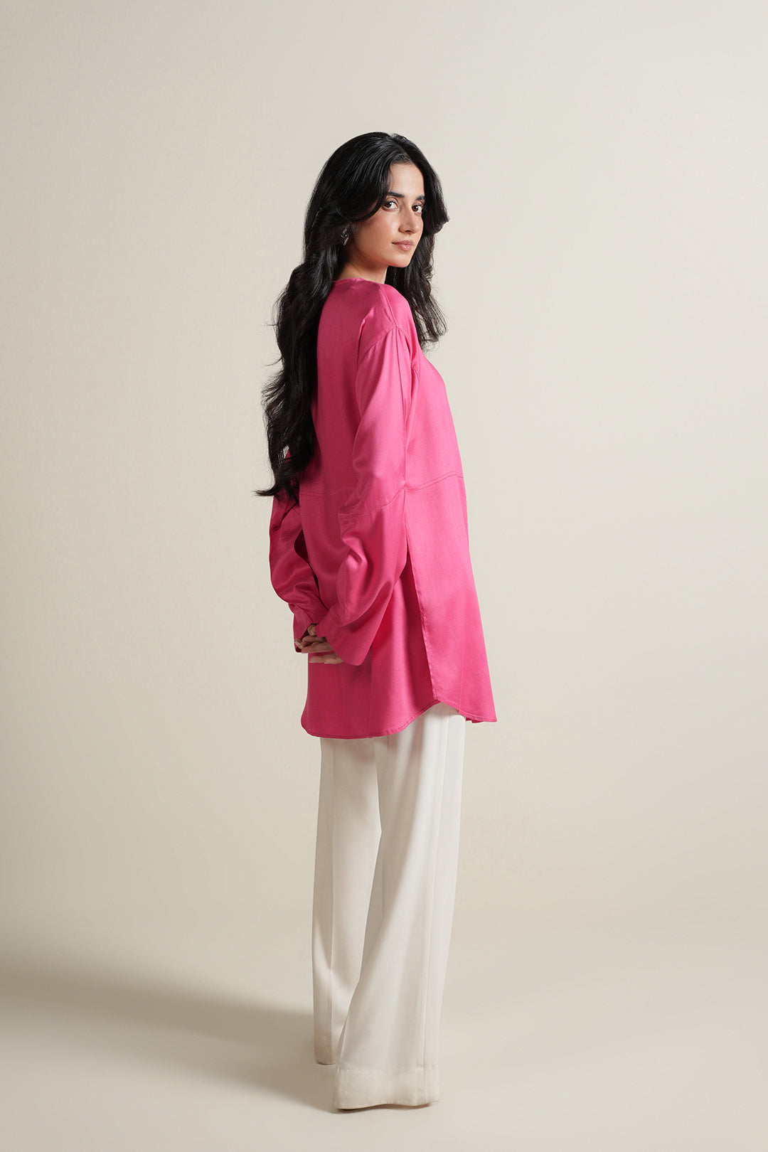 https://cdn.shopify.com/s/files/1/0611/8585/1568/files/W.SS25.954.T-4.jpg?v=1759219584