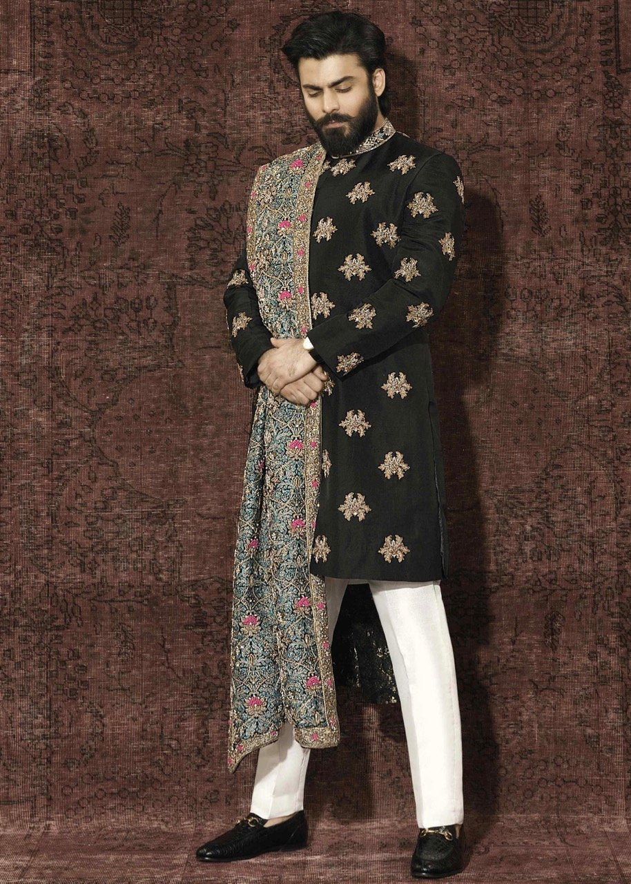 https://cdn.shopify.com/s/files/1/3006/7522/products/WM_sherwani_and_chaddar_2_e0088b3b-615e-400e-9159-965df578ae26.jpg?v=1693297484