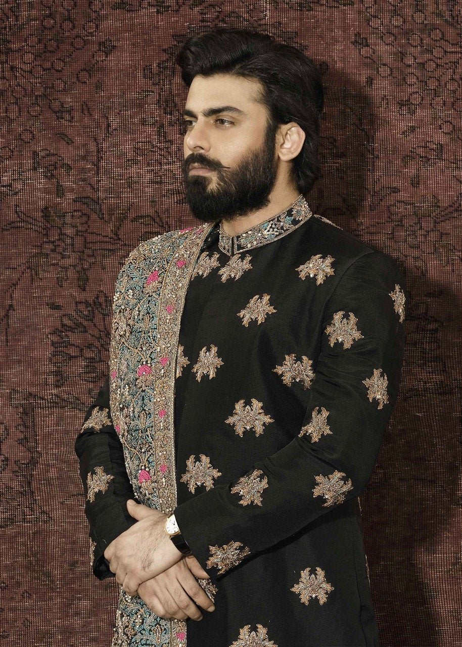 https://cdn.shopify.com/s/files/1/3006/7522/products/WM_sherwani_and_chaddar_4_38071d74-e2ec-4872-be3a-a7faf7534f8e.jpg?v=1693297484