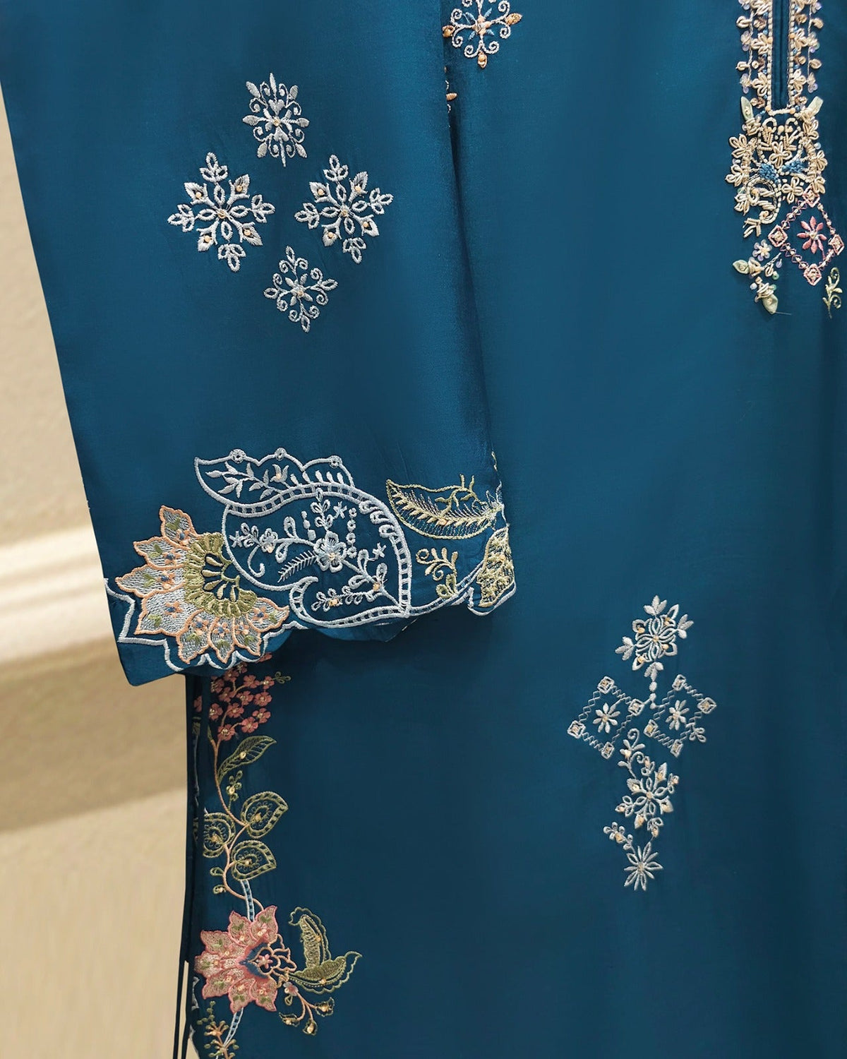 3 Piece - Pure Khaddi Silk Embroidered Suit S115739