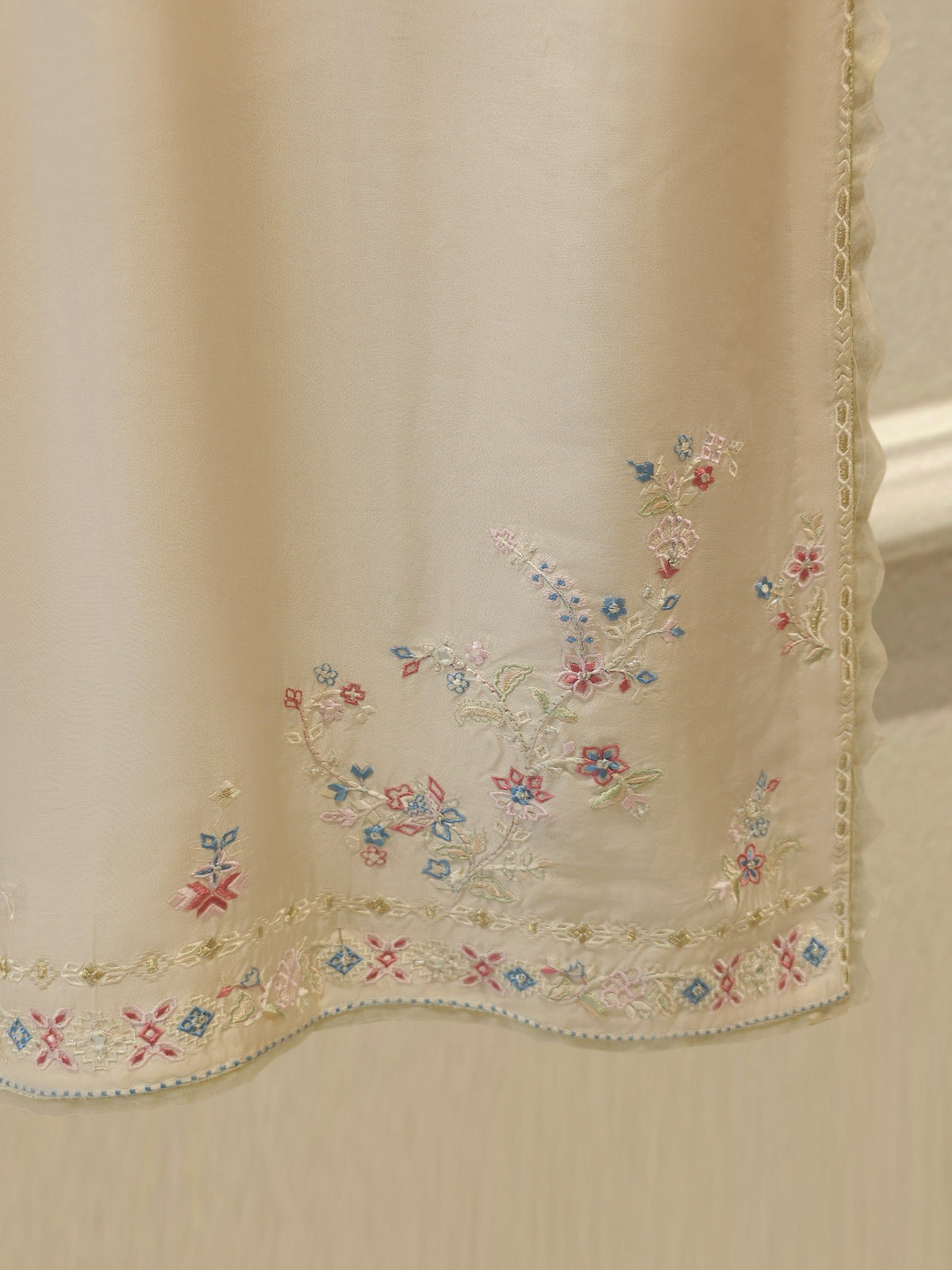 3 Piece- Pure Sheesha Silk Embroidered Suit S114942