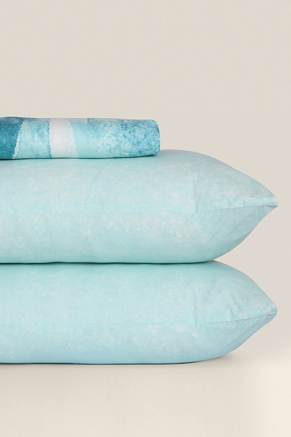 https://cdn.shopify.com/s/files/1/0706/3253/8159/files/aqua_ombre_sheetset_001.jpg?v=1758373467