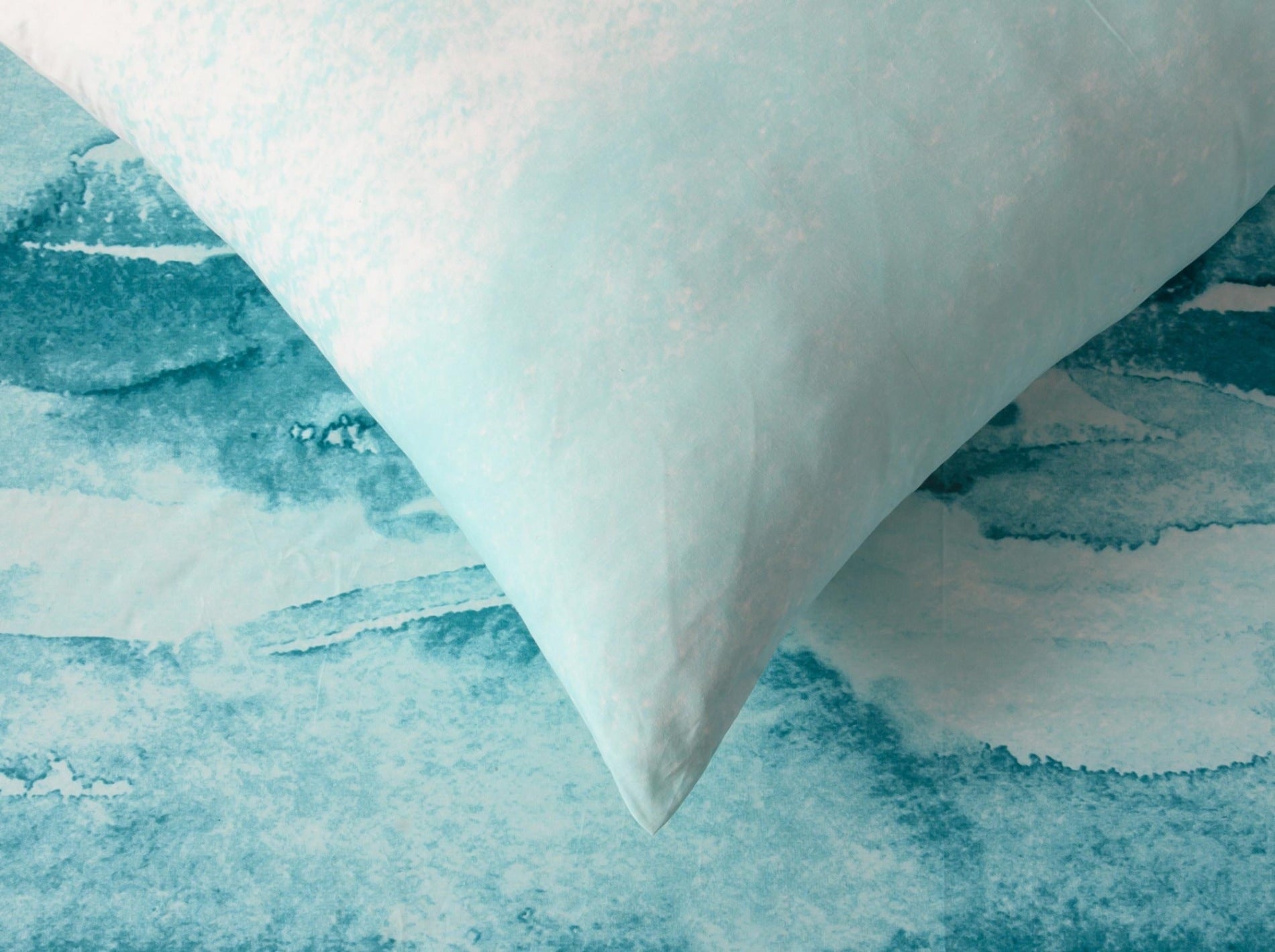 https://cdn.shopify.com/s/files/1/0706/3253/8159/files/aqua_ombre_sheetset_004.jpg?v=1758373467